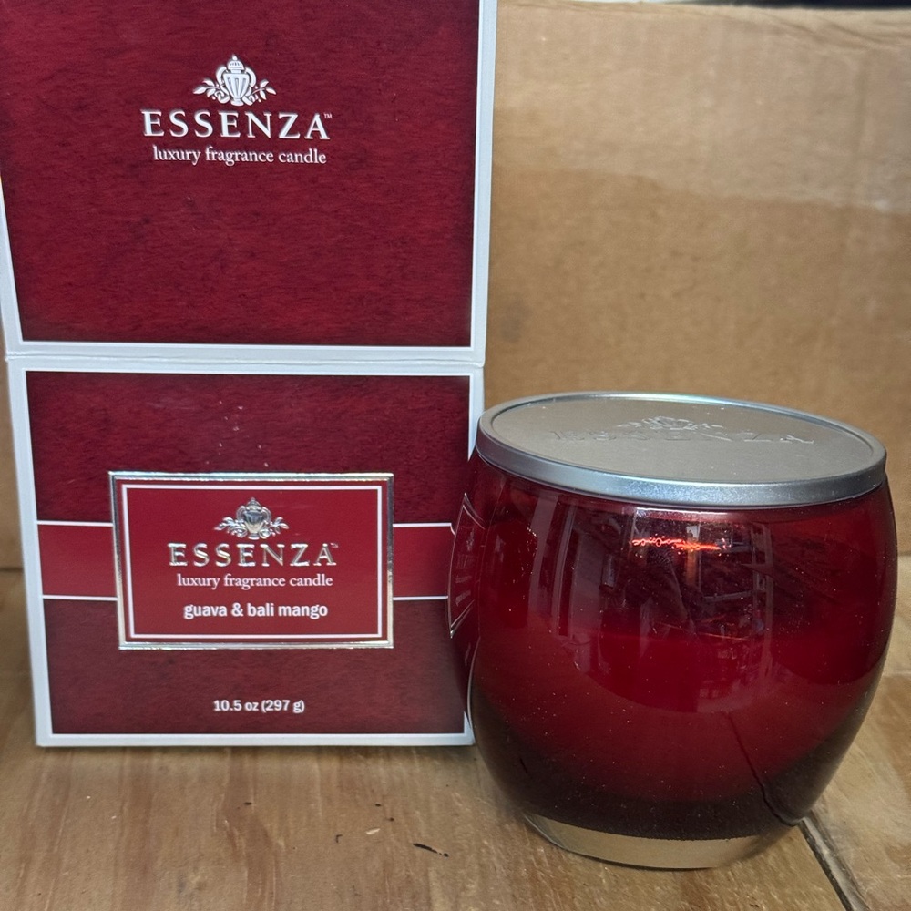 Essenza Luxury Fragrance Candle in the Guava & Bali Mango scent